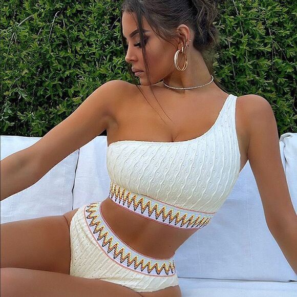 Bikini    - Picture 10 of 11